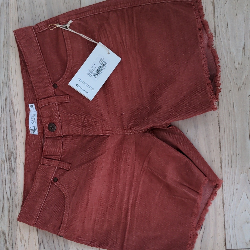 Carve Designs Oahu 6" shorts size 4. color dark coral